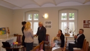 EKGT pirmininkė Dalia Urbanavičienė archeologui prof. habil. dr. Vladui Žulkui įteikė padėką už nuopelnus Lietuvos valstybei ir tautai, atskleidžiant praeities kultūrinio gyvenimo faktus Birutės kalne
